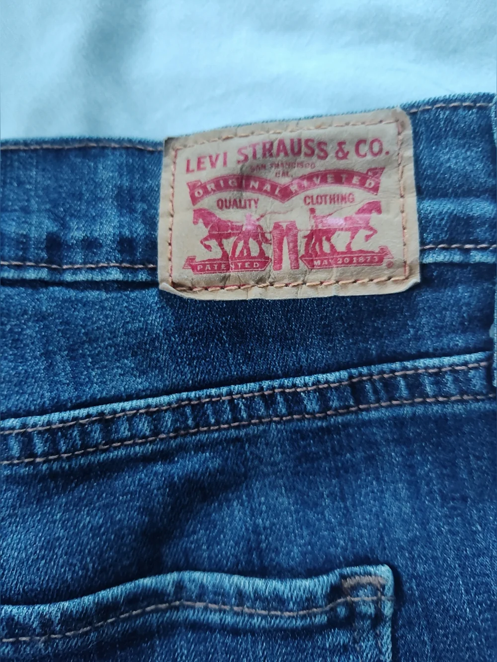 Levi Strauss Ladies Blue Jean Shorts. Size 31 Waist. 9" Inseam - Picture 4 of 8